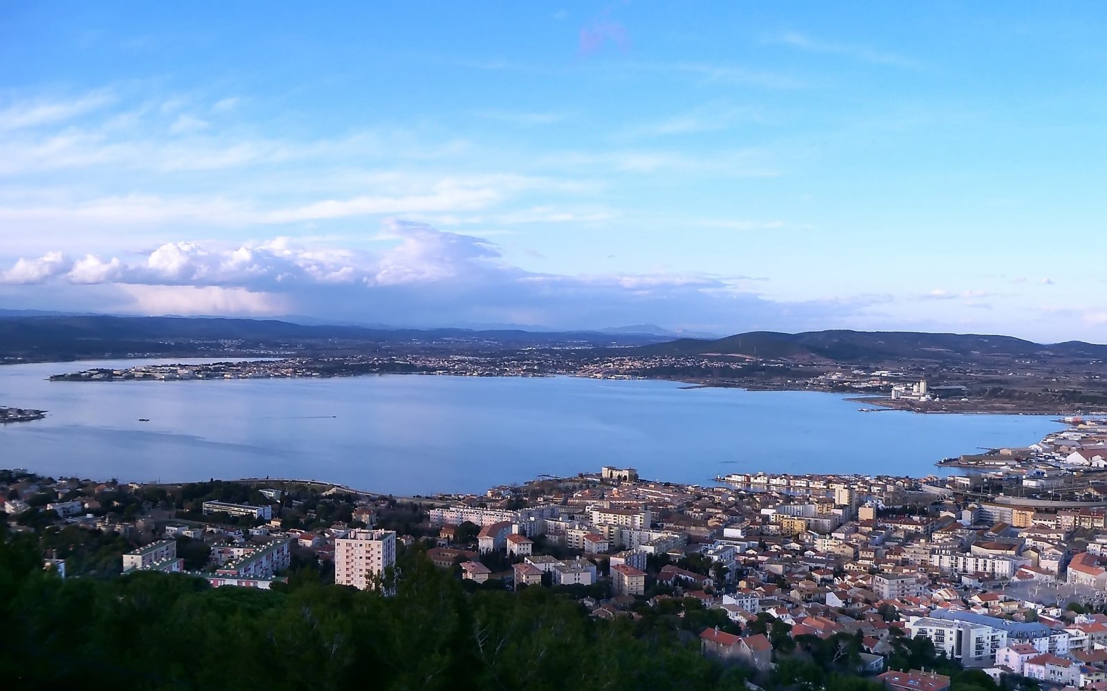 Wallpapers Trips : Europ France > Languedoc-Roussillon Vue sur Ste et l'tang de Thau dans l'Hrault (34)