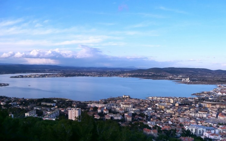 Fonds d'cran Voyages : Europe France > Languedoc-Roussillon Vue sur Ste et l'tang de Thau dans l'Hrault (34)