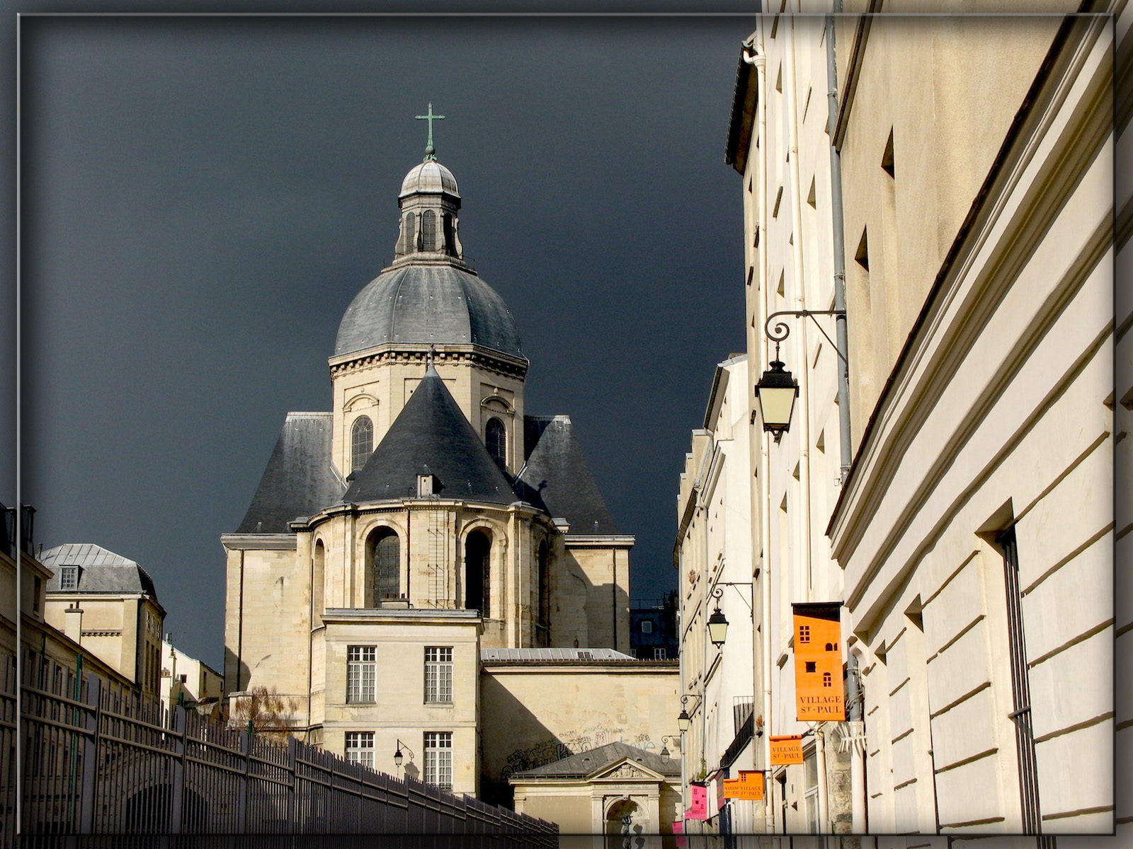 Fonds d'cran Constructions et architecture Edifices Religieux Eglise Saint Paul et ciel d'orage .