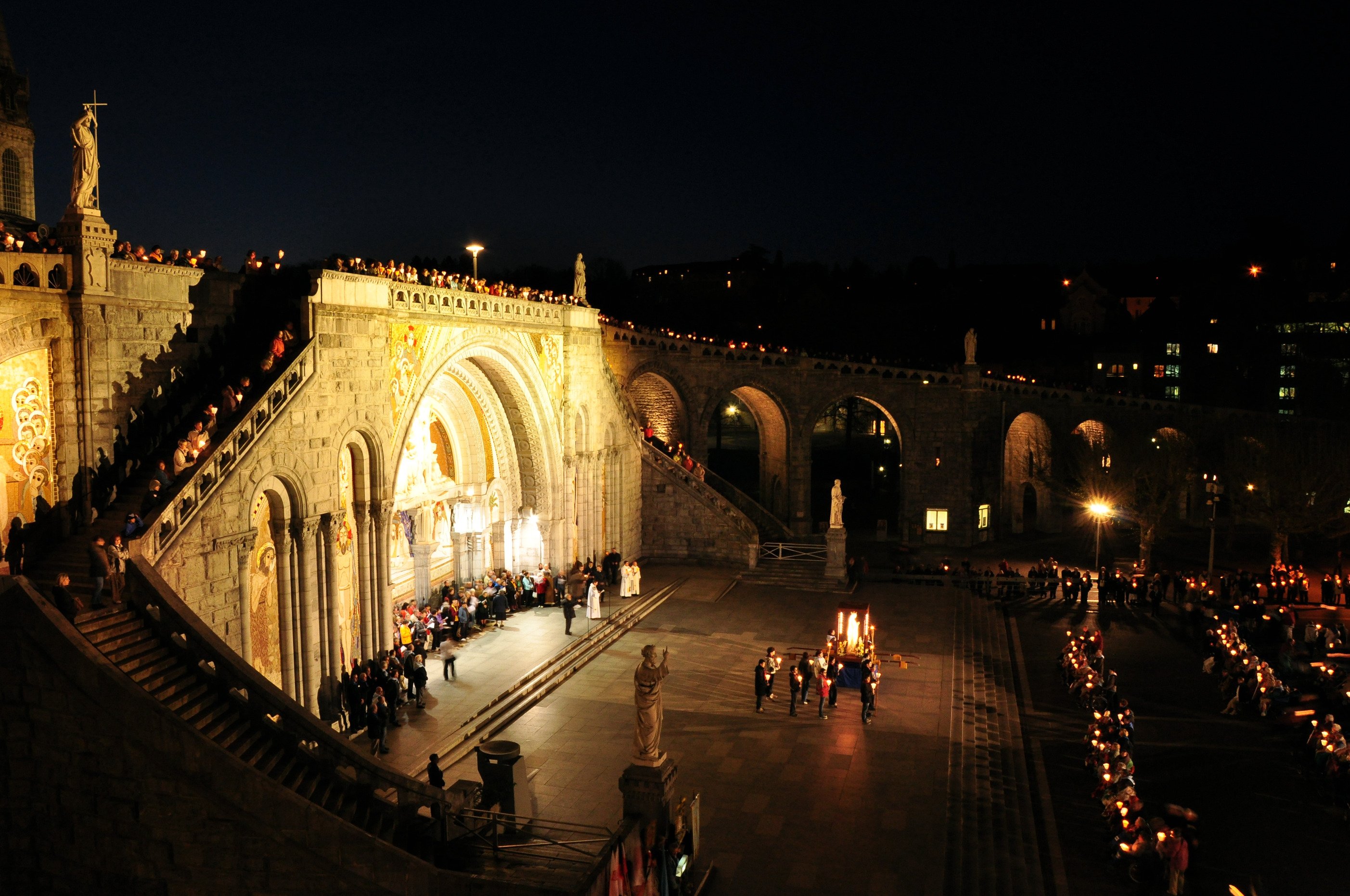 Fonds d'cran Voyages : Europe France > Hautes-Pyrnes procession mariale  la Basilique de Notre Dame du Rosaire LOURDES