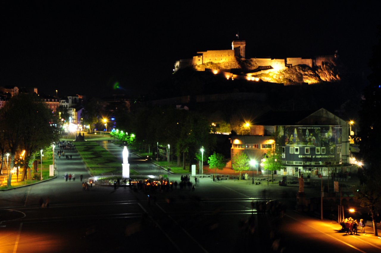 Wallpapers Constructions and architecture Castles - Palace Chateau Fort de Lourdes vu de la Basilique Notre Dame du Rosaire la nuit