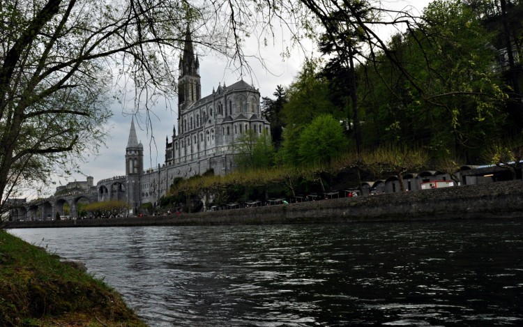 Wallpapers Constructions and architecture Religious Buildings Basilique de Notre Dame du Rosaire au bord du Gave  Lourdes