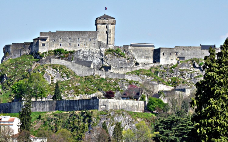 Fonds d'cran Constructions et architecture Chteaux - Palais Le Chateau Fort de LOURDES Htes Pyrnes