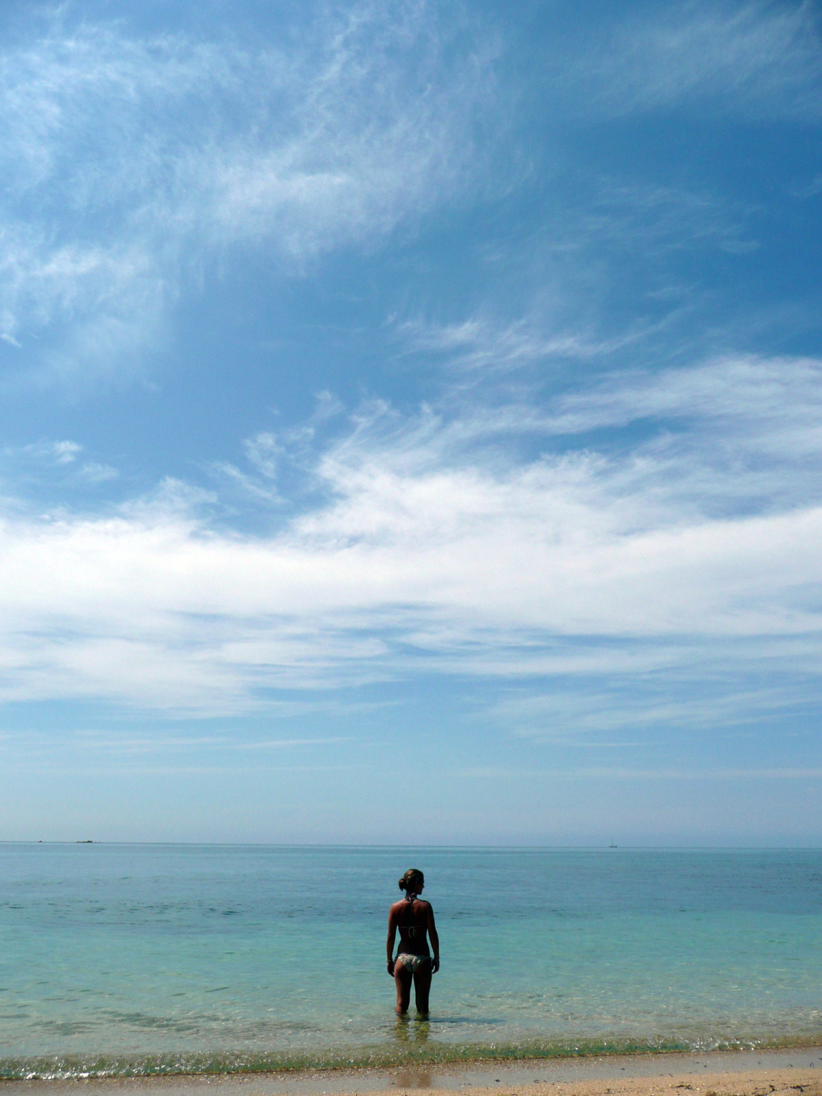 Fonds d'cran Nature Mers - Ocans - Plages Une plage, une fille.