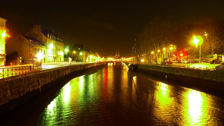 Fonds d'cran Constructions et architecture Villes - Villages Quimper by night [depuis un pont sur l'Odet]