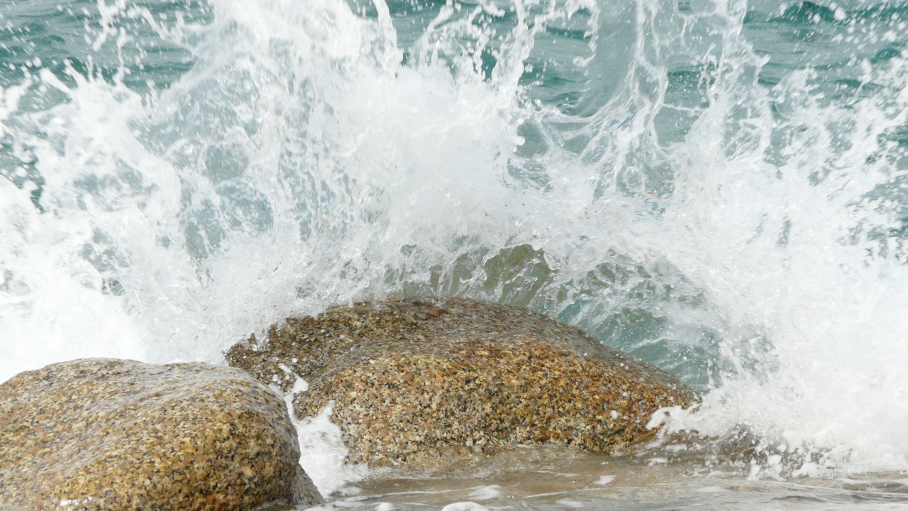 Fonds d'cran Nature Mers - Ocans - Plages Une vague contre un rocher