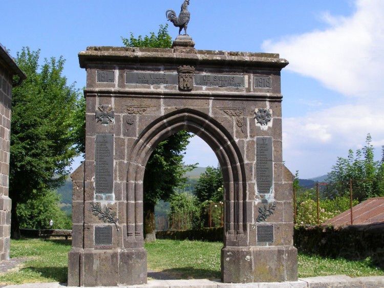 Fonds d'cran Voyages : Europe France > Auvergne MONUMENT (salers 15 )