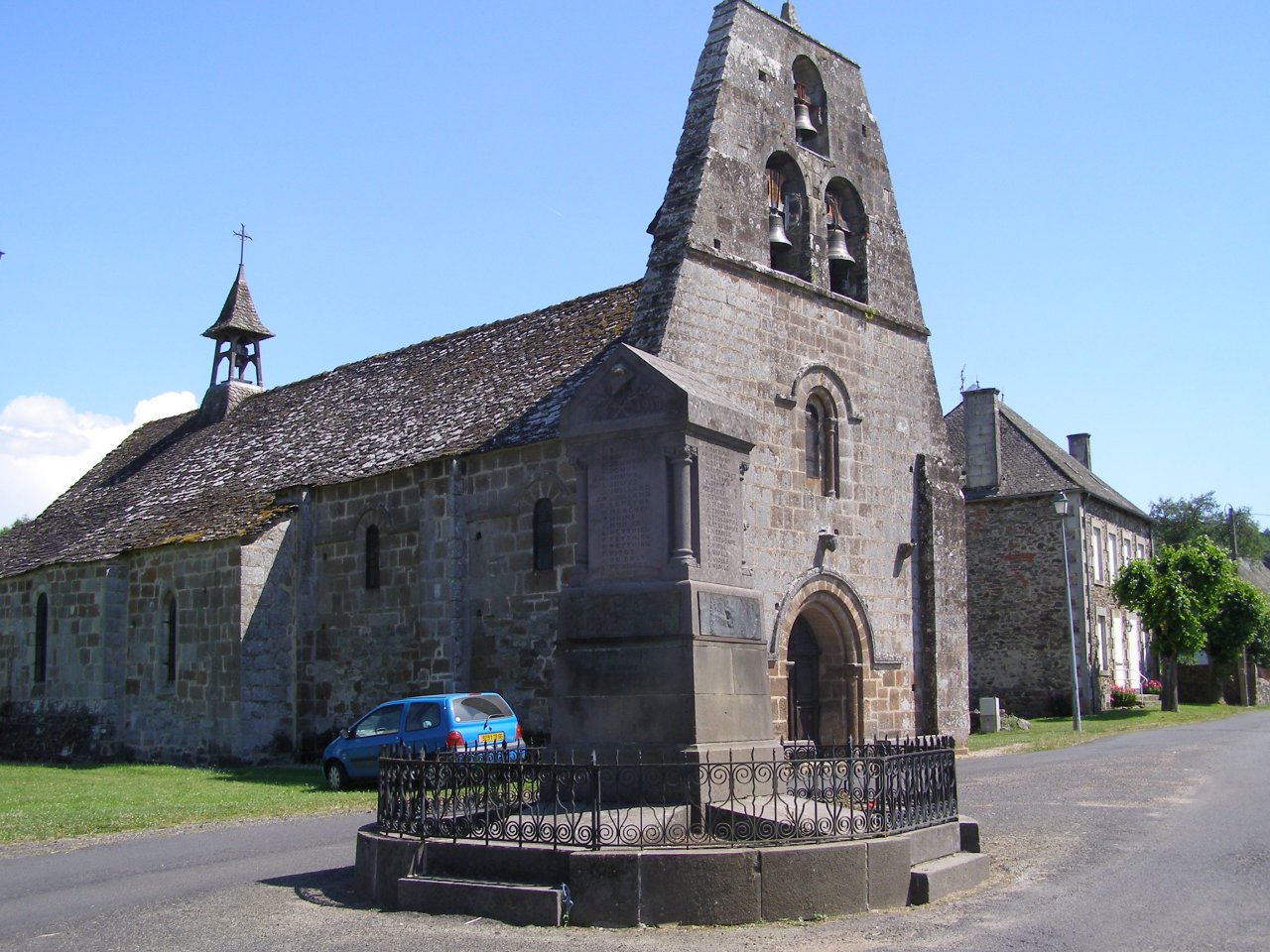 Wallpapers Trips : Europ France > Auvergne CHAPELLE  DE  VEBRET  X I I  ème siècle (15)