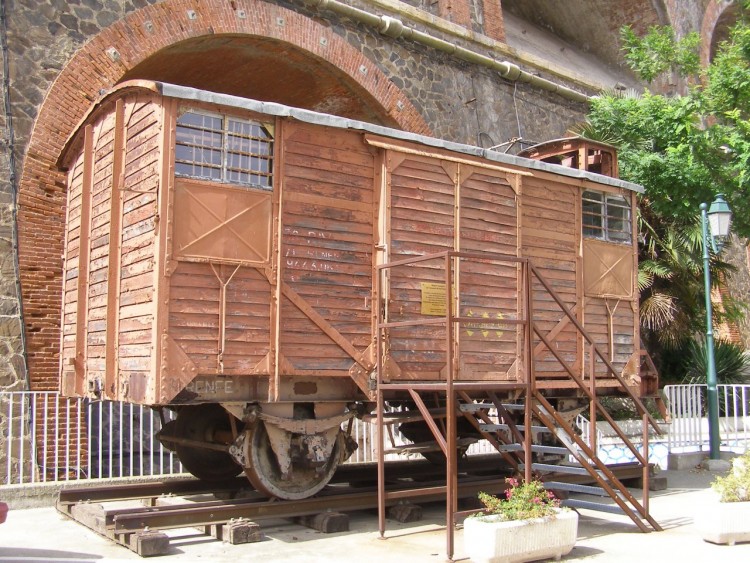 Fonds d'cran Voyages : Europe France > Languedoc-Roussillon TRANSBORDEMENT GARE DE CERBERE (66 )