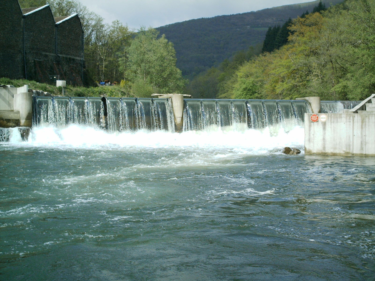 Fonds d'cran Nature Cascades - Chutes cascade de st geniez d'olt