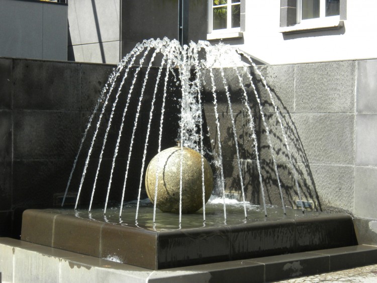 Fonds d'cran Constructions et architecture Fontaines - Jets d'eau fontaine de st flour haut