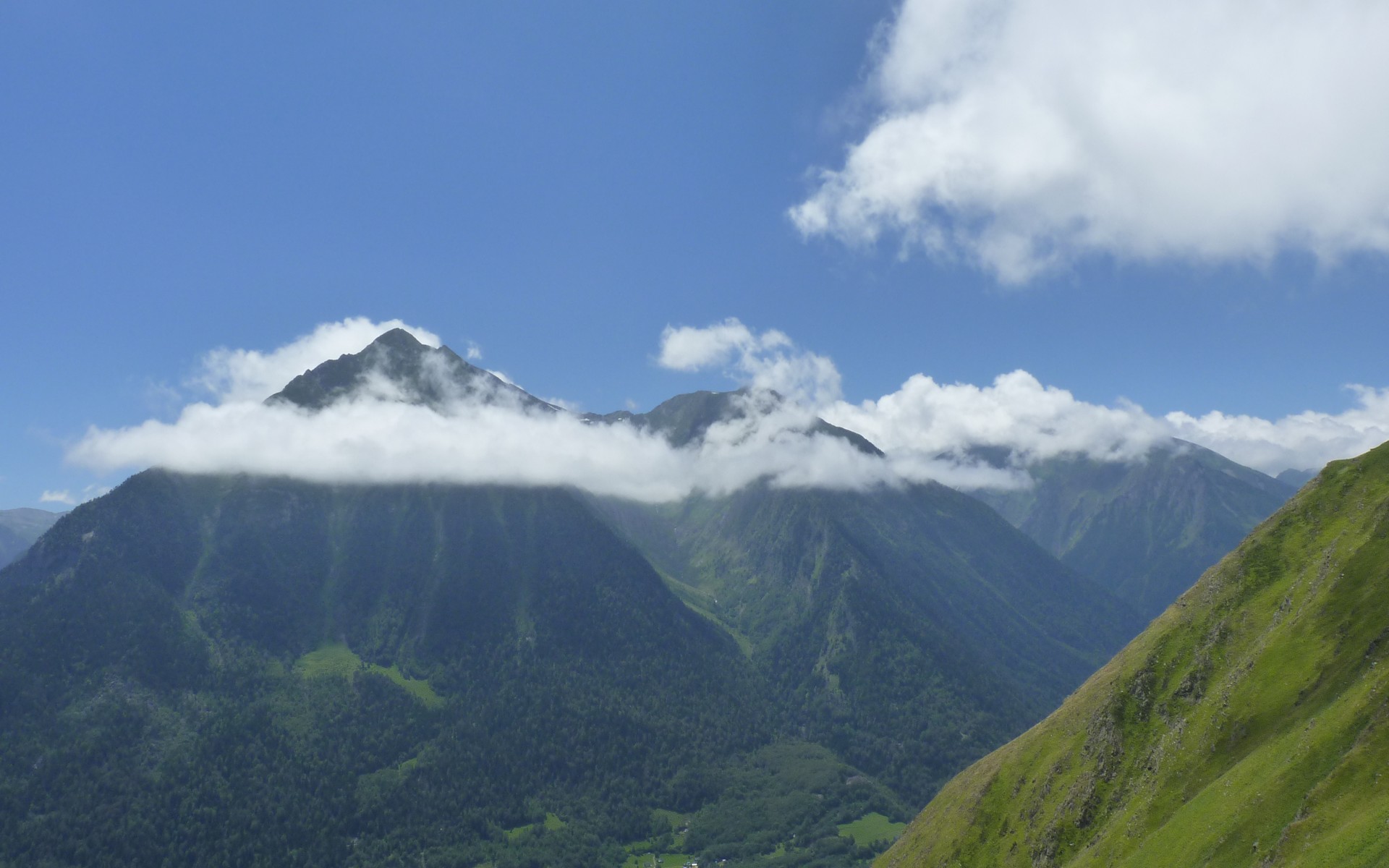 Fonds d'cran Nature Montagnes dans les nuages...