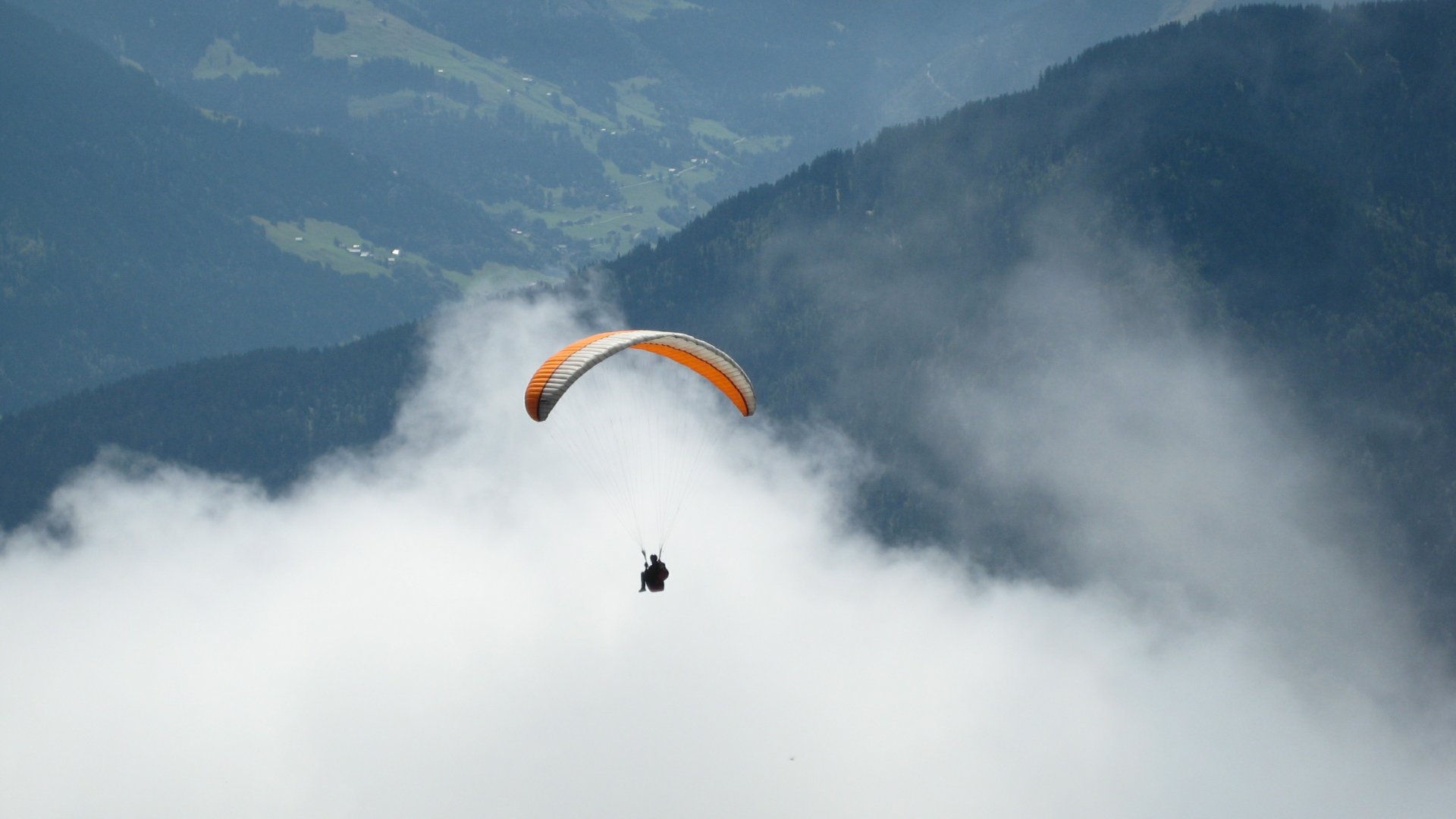 Wallpapers Sports - Leisures Paragliding Parapente dans les nuages