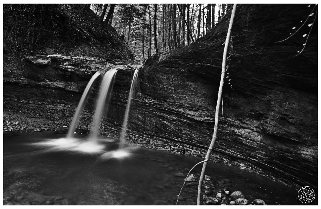 Fonds d'cran Nature Cascades - Chutes Cascade N/B