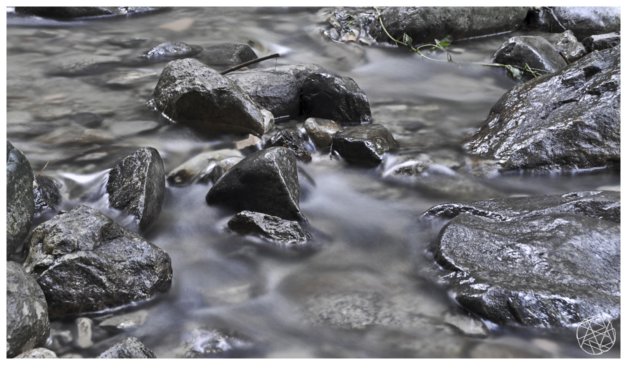 Fonds d'cran Nature Fleuves - Rivires - Torrents Rivire floue