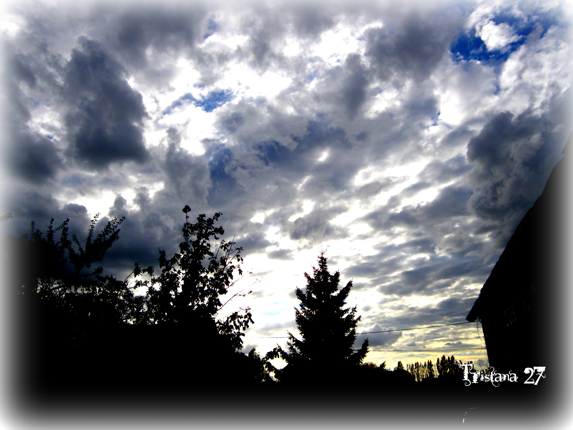 Fonds d'cran Nature Ciel - Nuages un petit coin de ciel bleu...