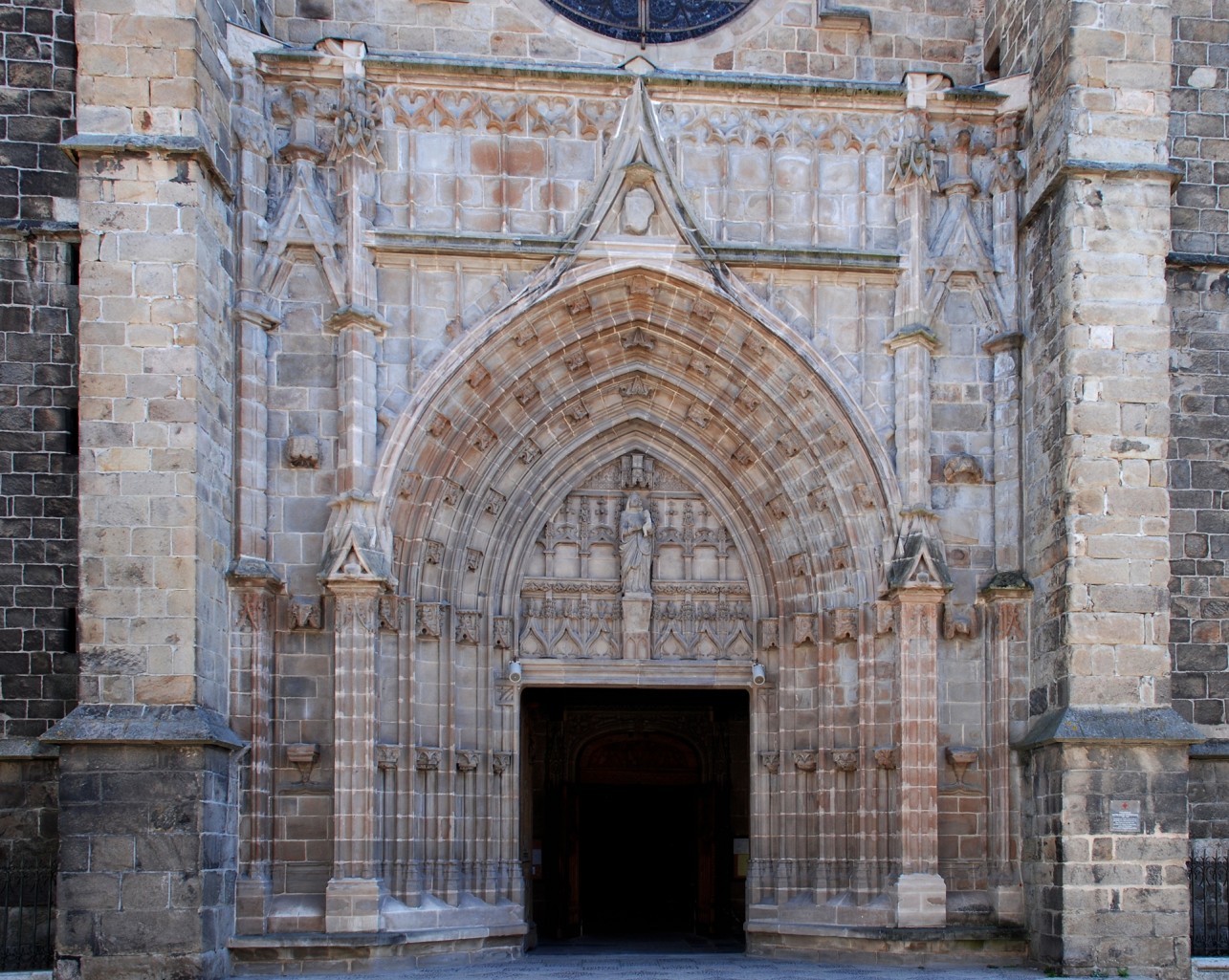 Fonds d'cran Constructions et architecture Edifices Religieux Facade de Notre Dame ;Montbrison Loire 42