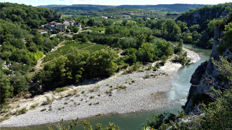 Fonds d'cran Nature Paysages Paysage de l'Ardche : Servires au bord d'une boucle de la rivire