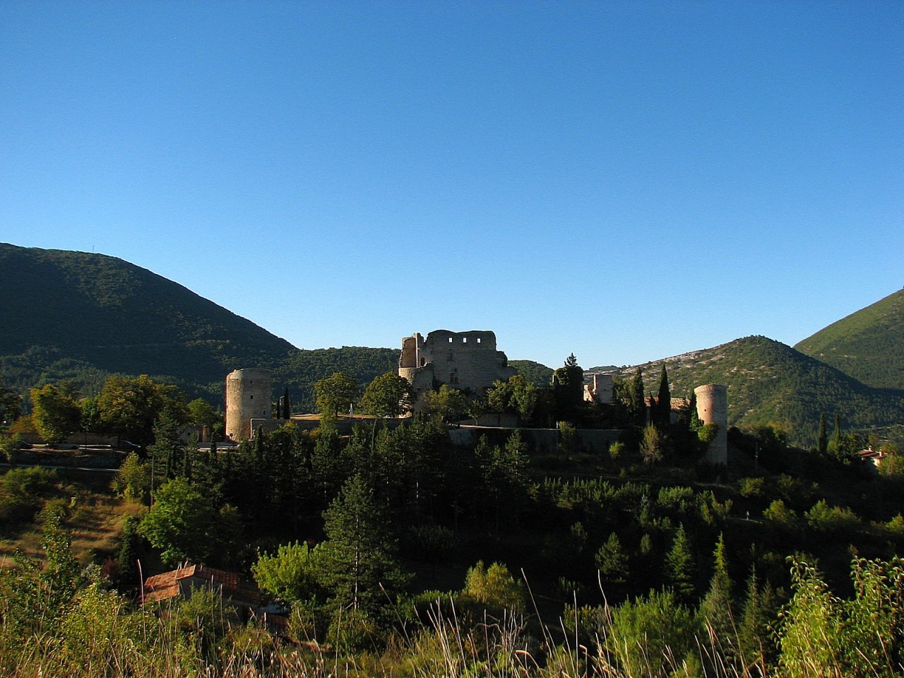 Fonds d'cran Constructions et architecture Chteaux - Palais Citadelle de Montbrun les Bains ( Baronnies Drome Provenale )