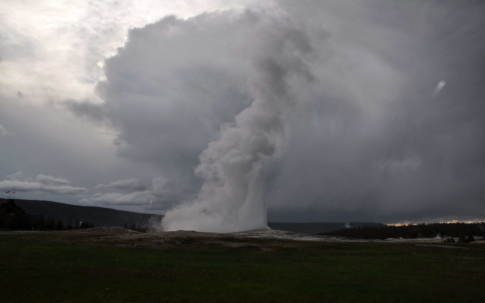 Fonds d'cran Nature Geysers Eruption au coucher du soleil