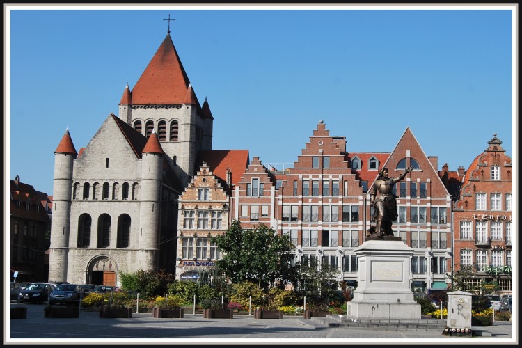 Fonds d'cran Constructions et architecture Edifices Religieux Tournai (Belgique) - Eglise St-Quentin sur la Gd-Place