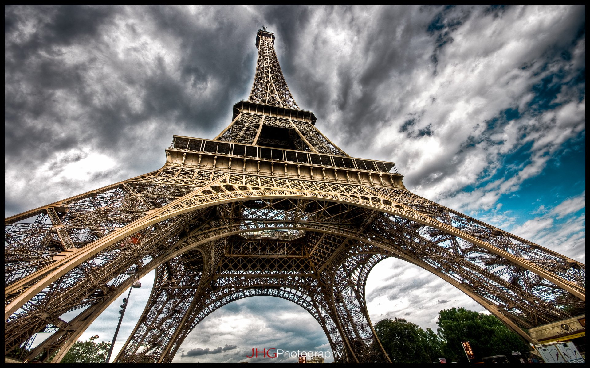 Fonds d'cran Voyages : Europe France > Ile-de-France > Paris Paris - Crazy Eiffel tower