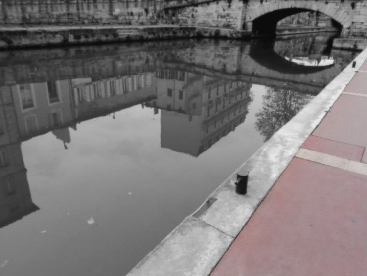 Fonds d'cran Constructions et architecture Ponts - Aqueducs Rouge sur le canal de Narbonne