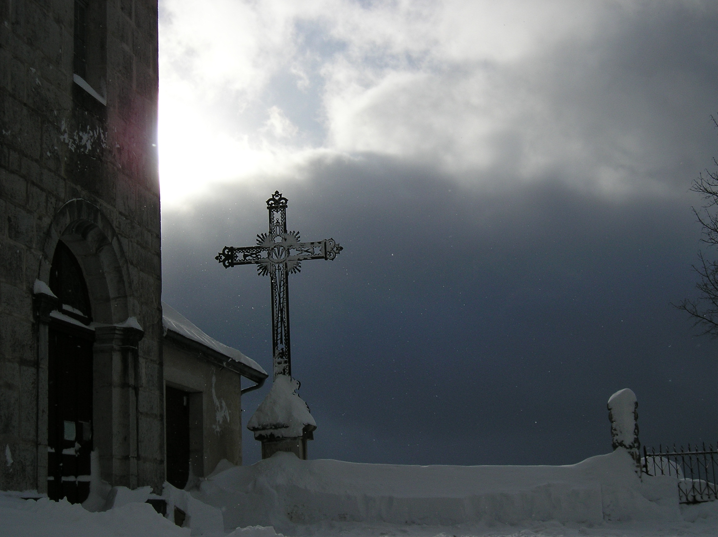 Fonds d'cran Constructions et architecture Edifices Religieux Eglise de Lamoura sous la neige