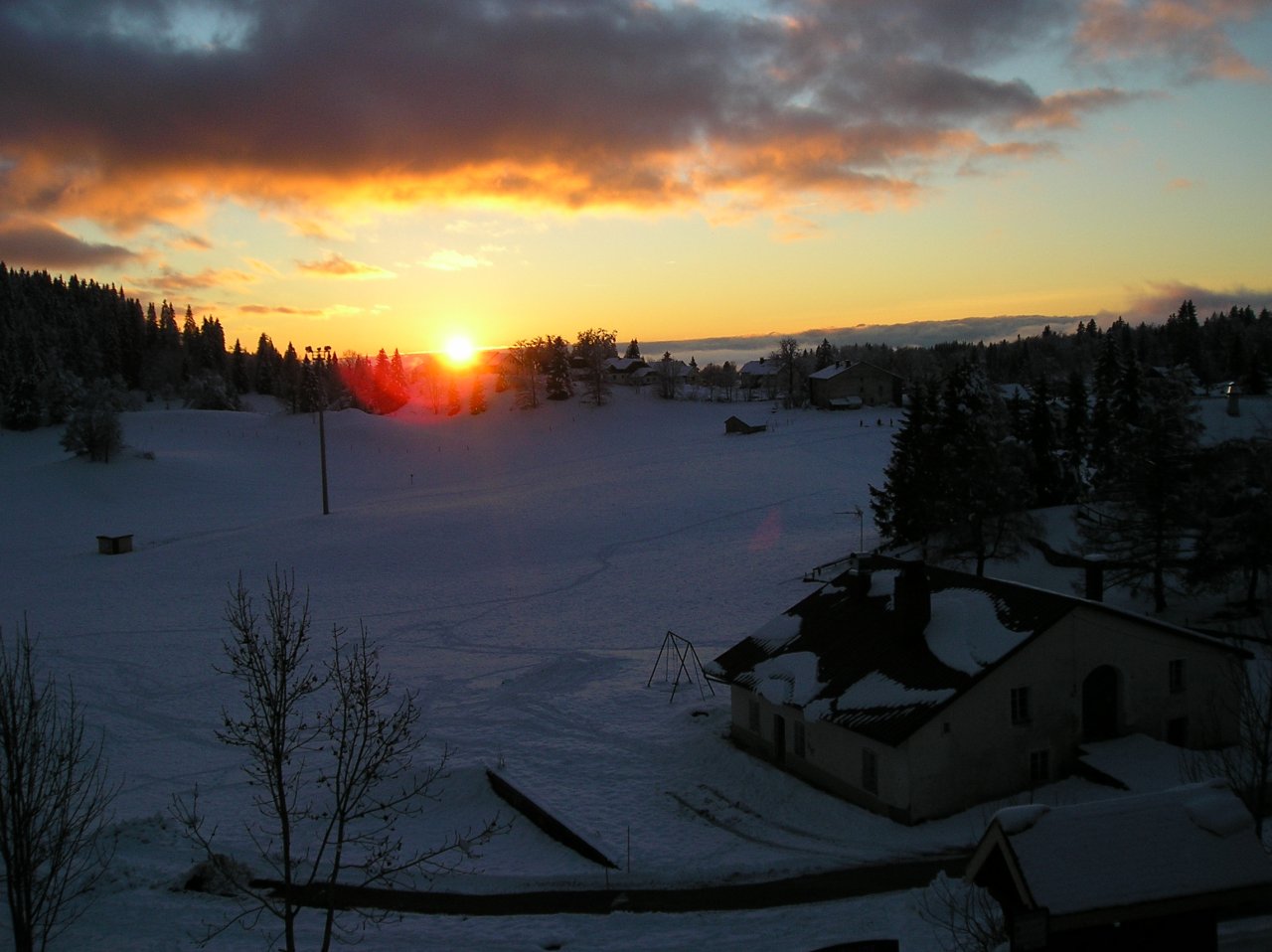 Fonds d'cran Nature Couchers et levers de Soleil Coucher de soleil sur la piste de ski de fond