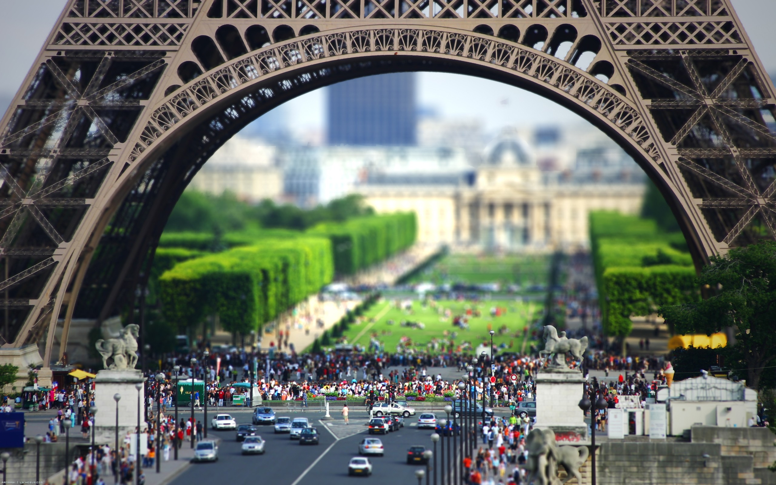 Fonds d'cran Voyages : Europe France > Ile-de-France > Paris La tour Eiffel en Tilt-Shift !