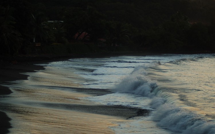 Fonds d'cran Nature Mers - Ocans - Plages Vague au coucher du soleil