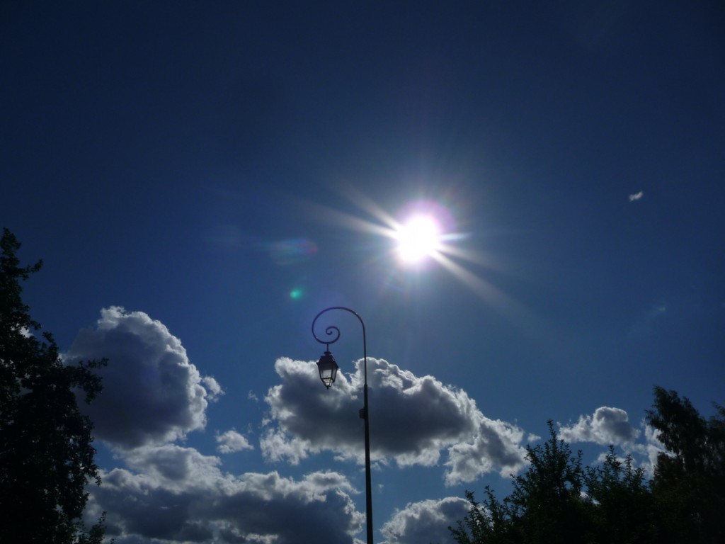 Wallpapers Nature Skies - Clouds Une clipse de lampadaire