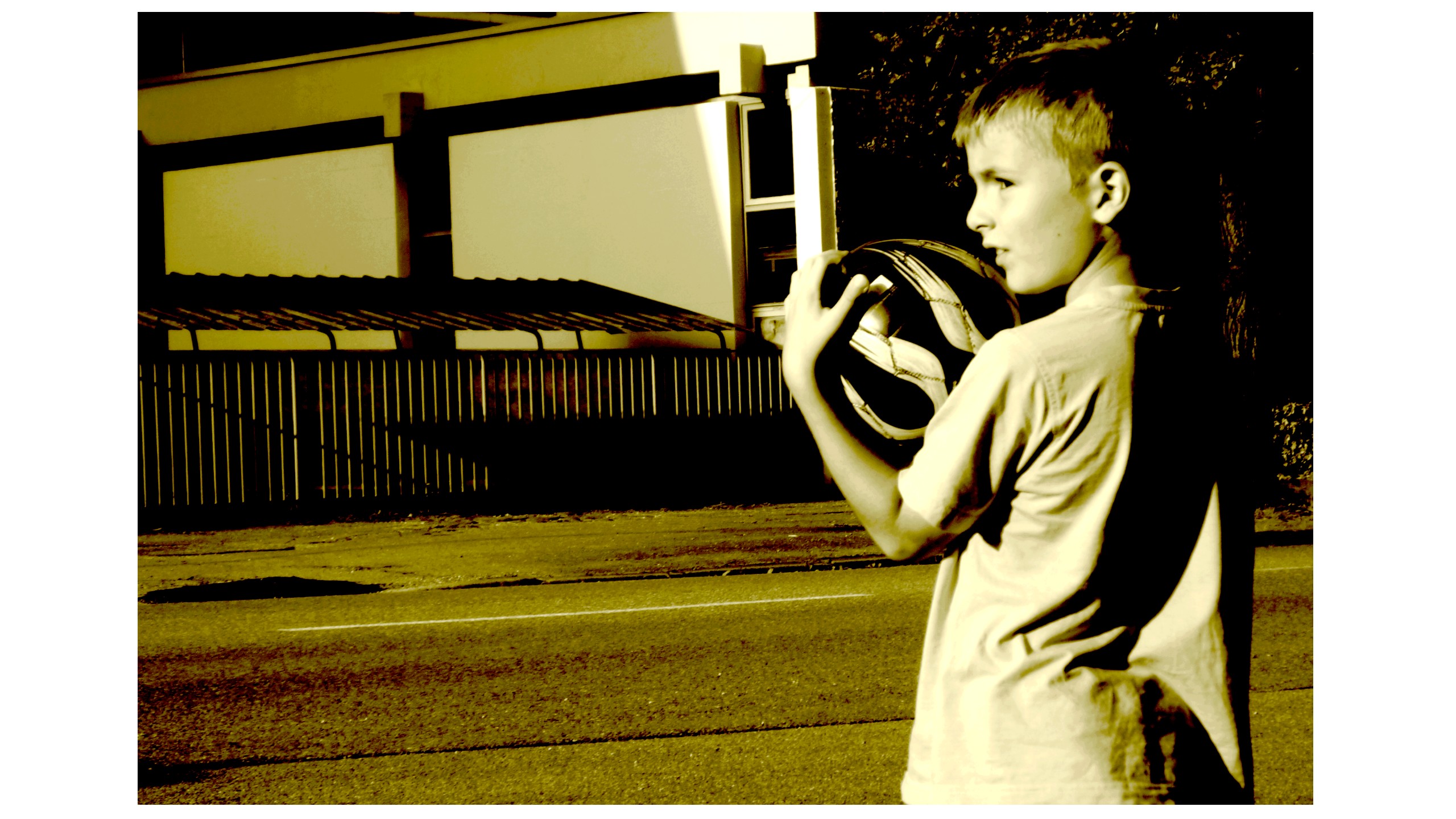 Fonds d'cran Hommes - Evnements Bbs - Enfants L'Enfant et le ballon