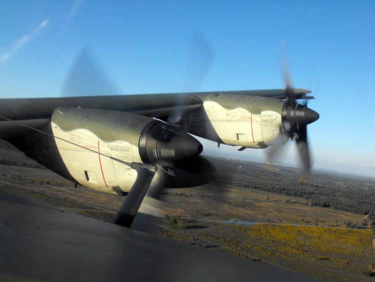 Fonds d'cran Avions Divers moteur du C130