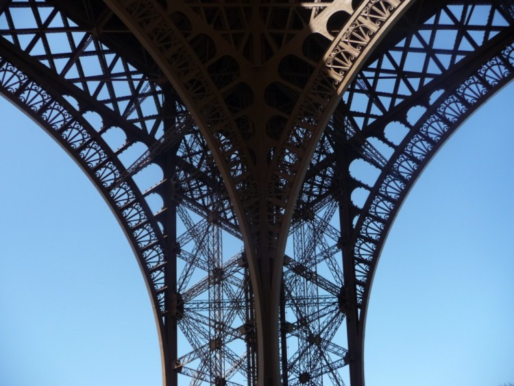 Fonds d'cran Constructions et architecture Statues - Monuments La tour Eifel sous un autre angle