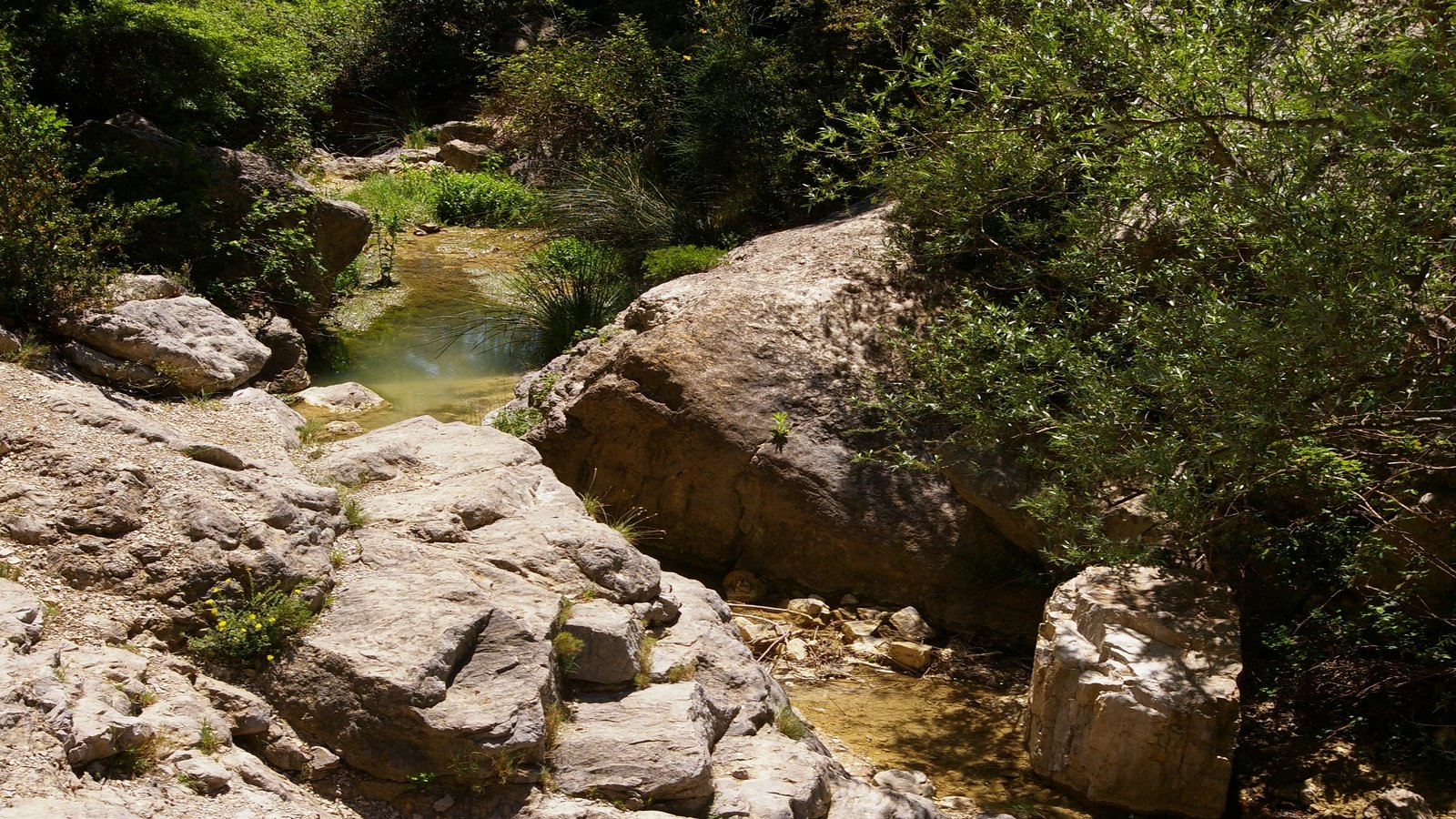 Wallpapers Nature Rivers - Torrents roche et eau (haut)