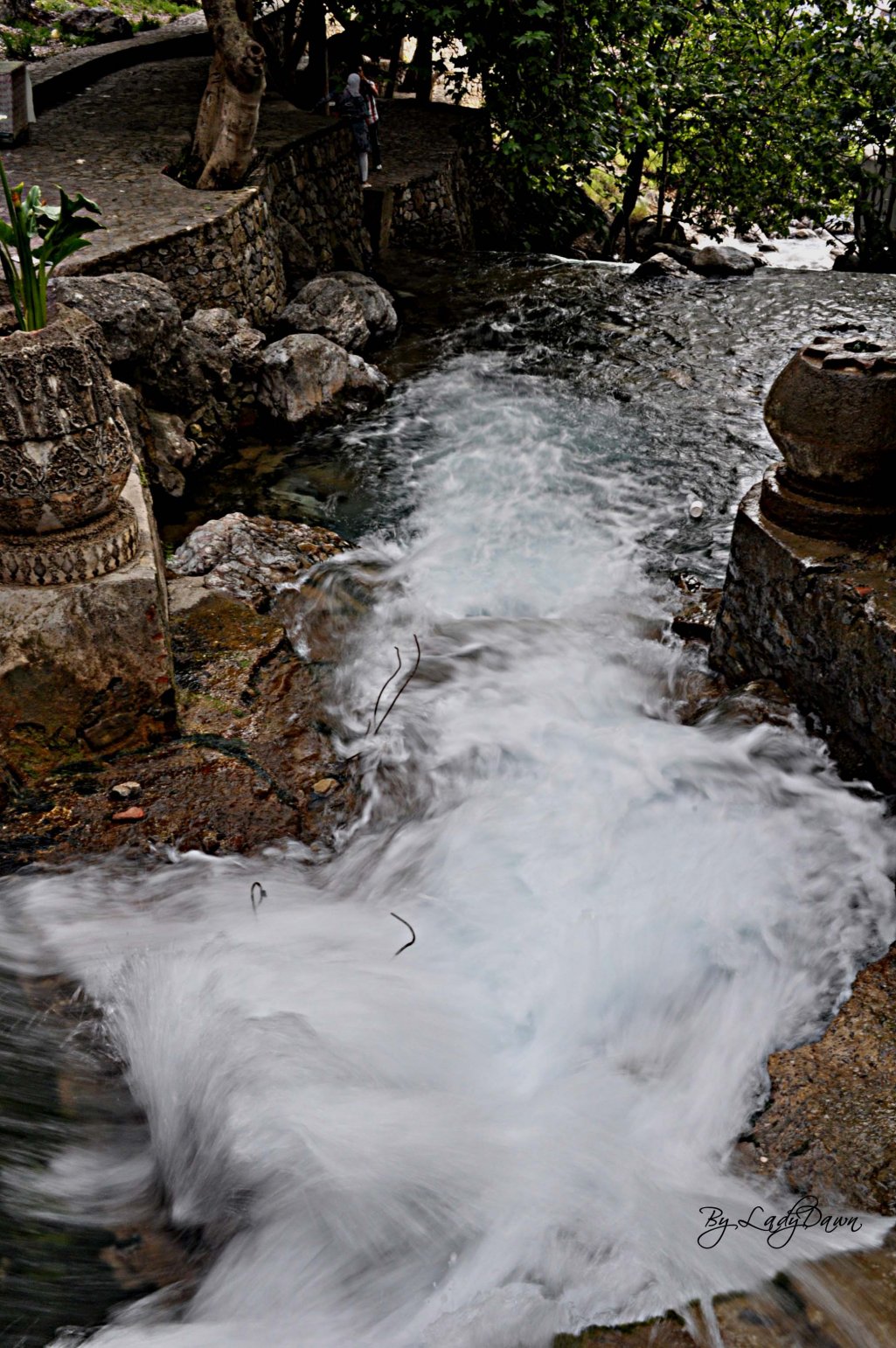 Fonds d'cran Nature Cascades - Chutes l'eau dans les rochers