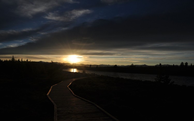 Fonds d'cran Nature Couchers et levers de Soleil Promenade au coucher de soleil