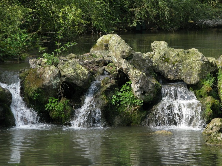 Fonds d'cran Nature Cascades - Chutes Petite cascade au parc de Clres