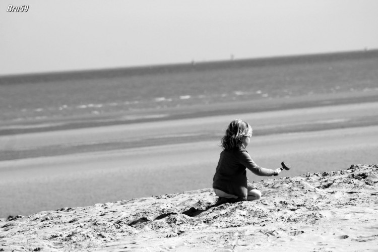 Fonds d'cran Nature Mers - Ocans - Plages Petite fille jouant au sable