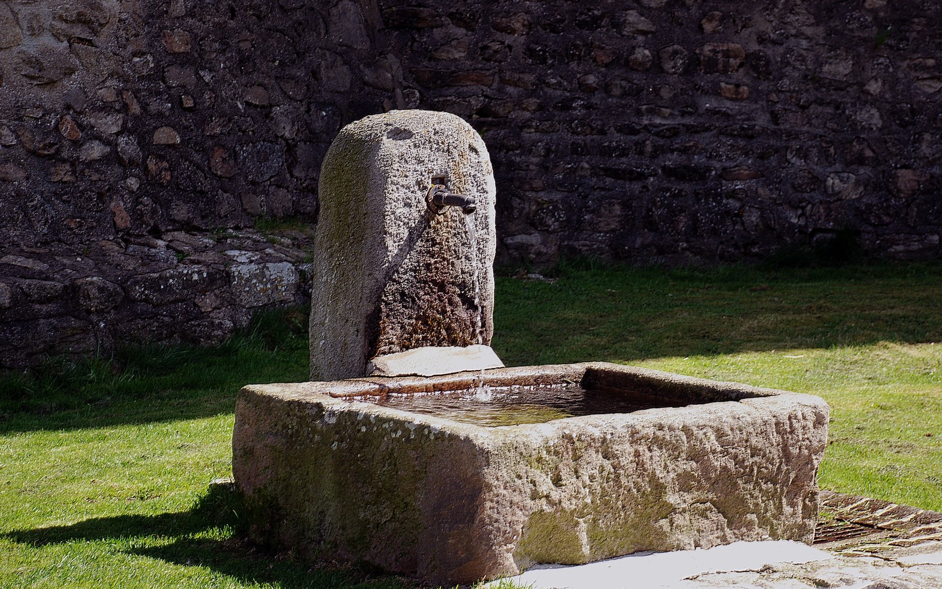 Wallpapers Constructions and architecture Fountains - Water Jets fontaines du chateau de Chalmazel