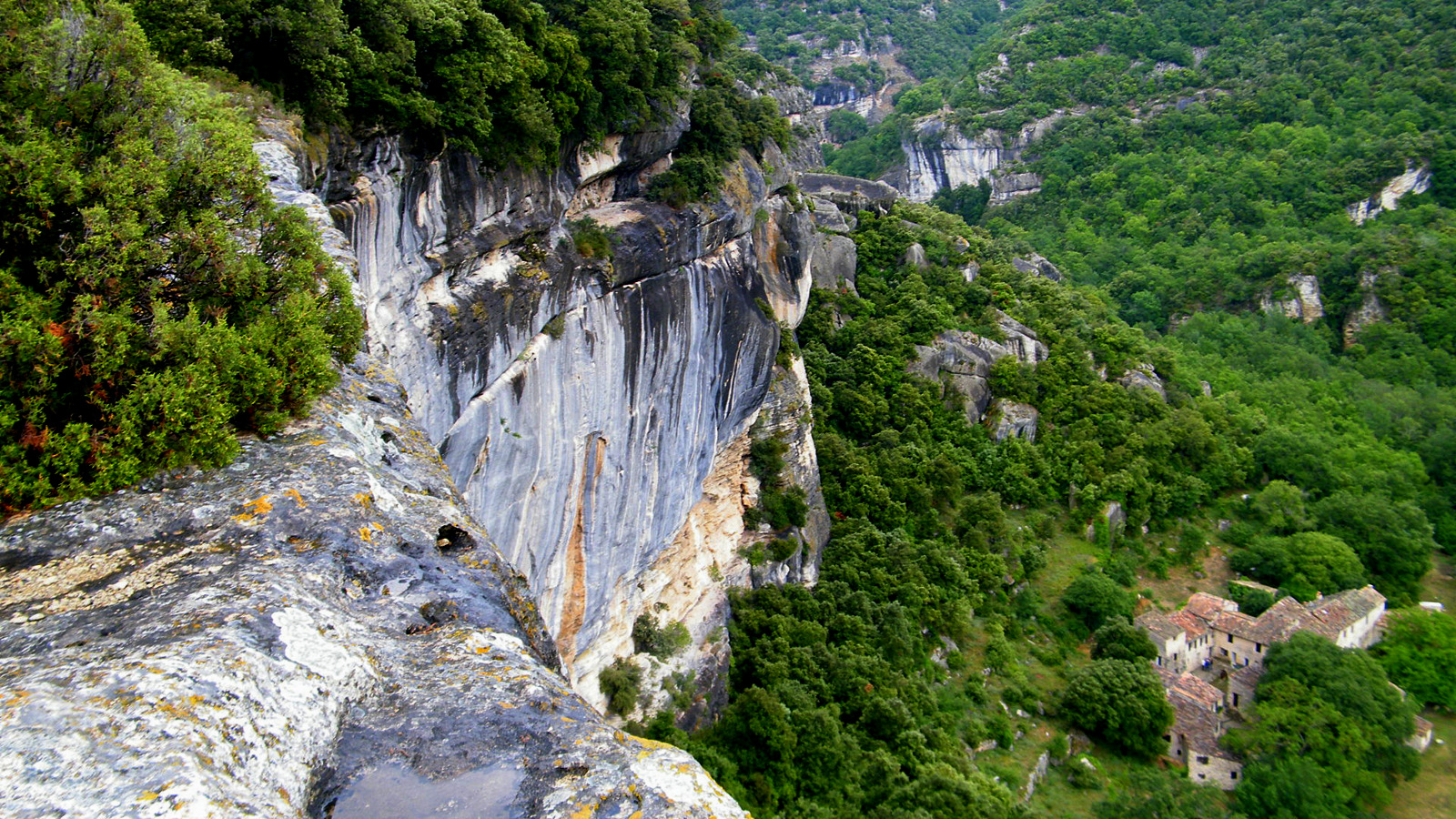 Fonds d'cran Nature Falaises buoux auberge des seguins