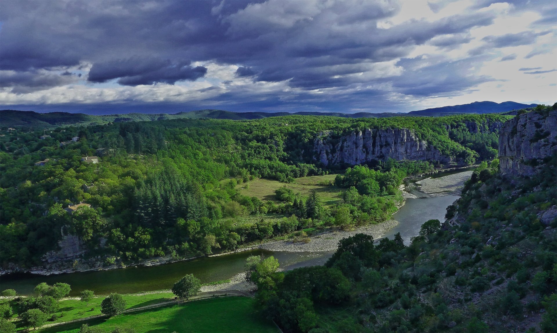 Fonds d'cran Nature Paysages Panorama ardchois entre Balazuc et le village rhabilit du Viel Audon