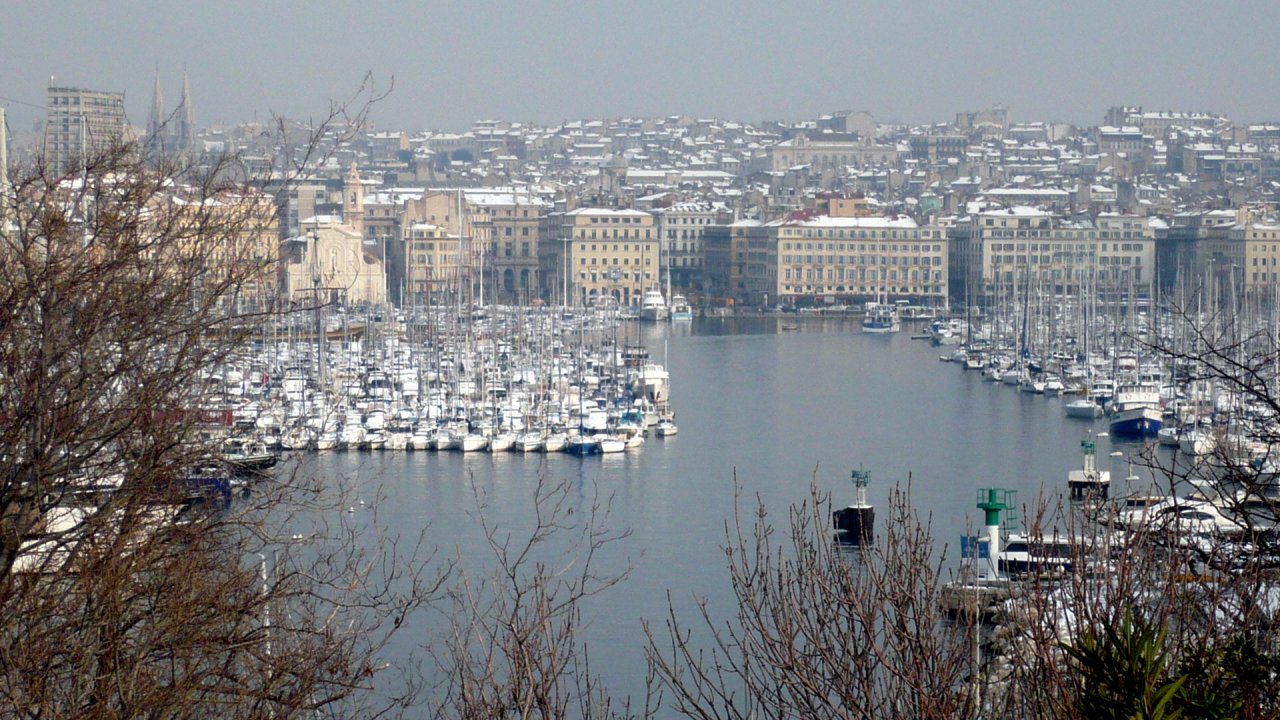 Fonds d'cran Voyages : Europe France > Provence-Alpes-Cte d'Azur le vieux port sous la neige