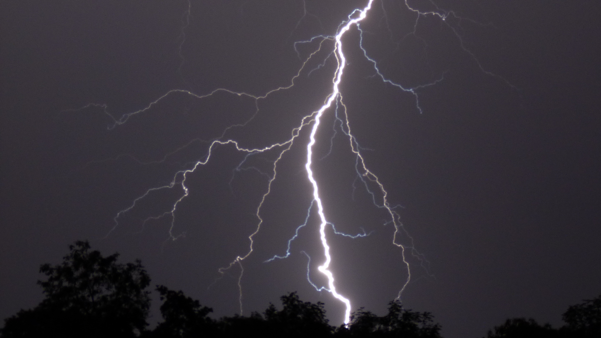 Fonds d'cran Nature Eclairs - Foudre Orage au dessus de Noron l'Abbaye ( Calvados )