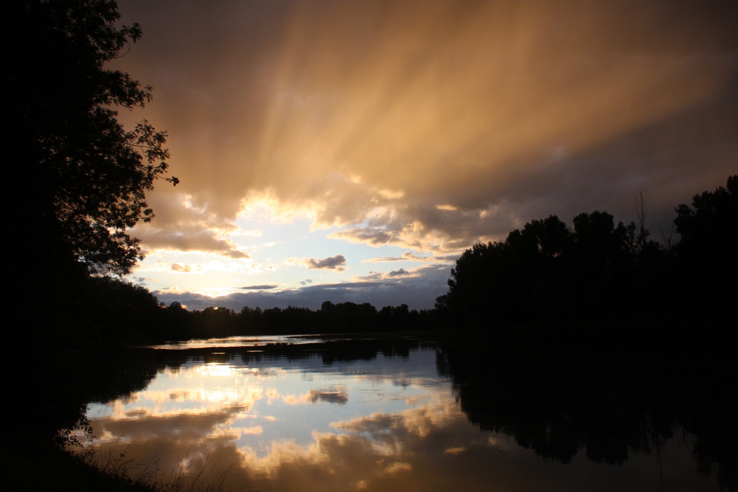 Fonds d'cran Nature Couchers et levers de Soleil Coucher de soleil sur la riviere Guiers