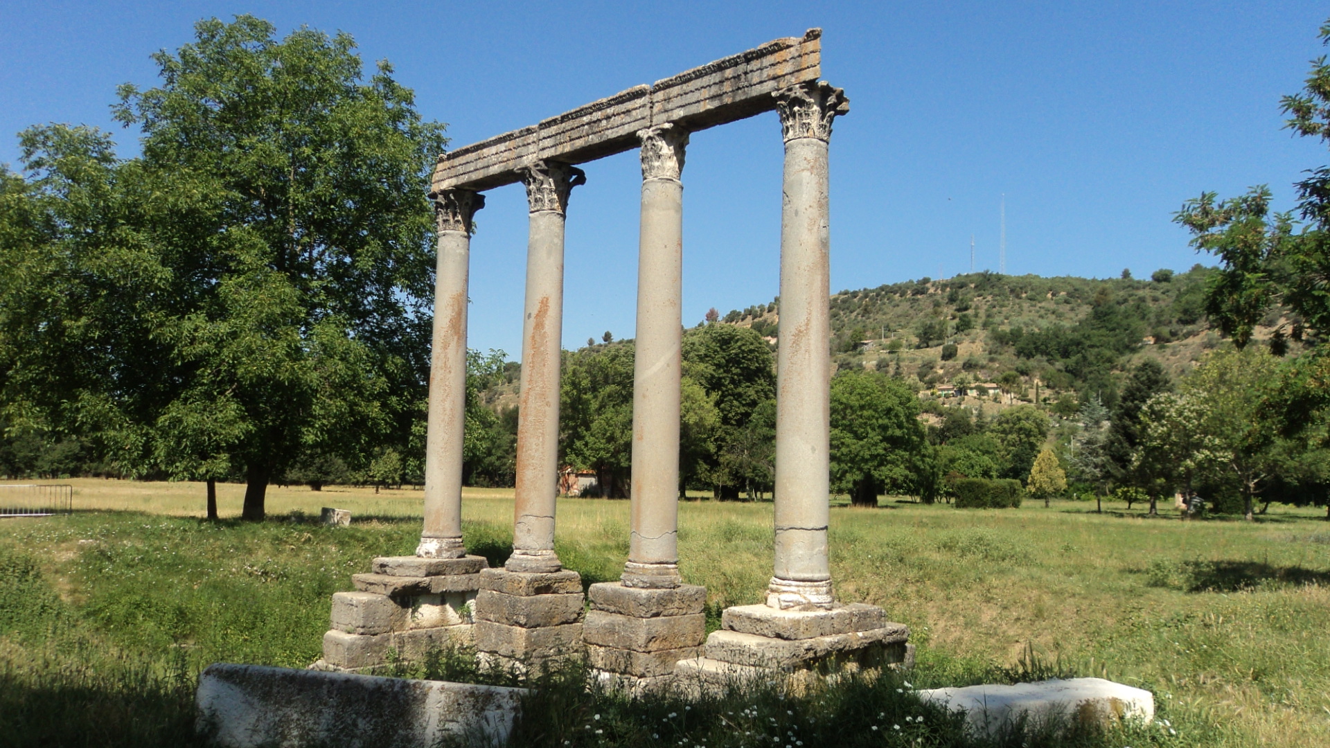 Wallpapers Constructions and architecture Ruins Ruines d'un temple romain Alpes de Hte Provence