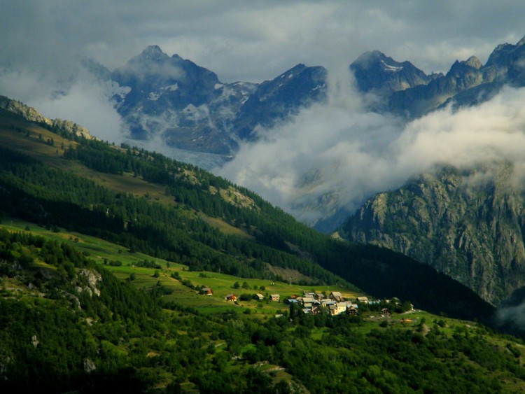 Wallpapers Nature Mountains lueur sur le village