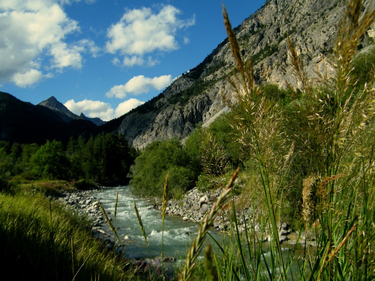 Fonds d'cran Nature Fleuves - Rivires - Torrents au pied des montagnes