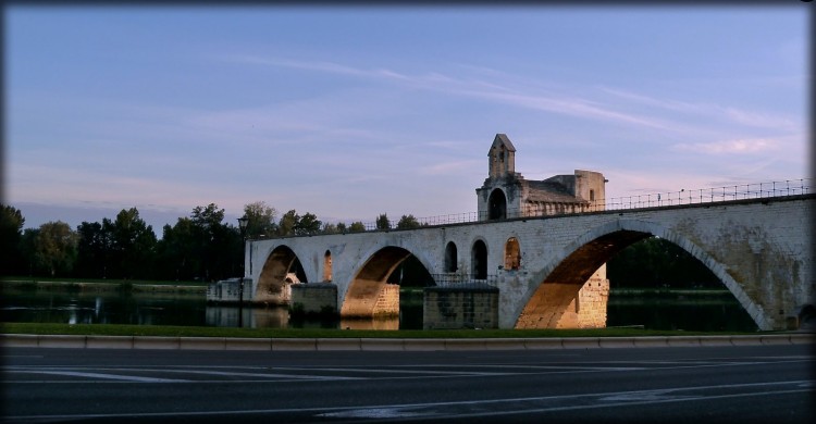 Wallpapers Trips : Europ France > Provence-Alpes-Cte d'Azur Le Pont d'Avignon au lever du soleil (84)